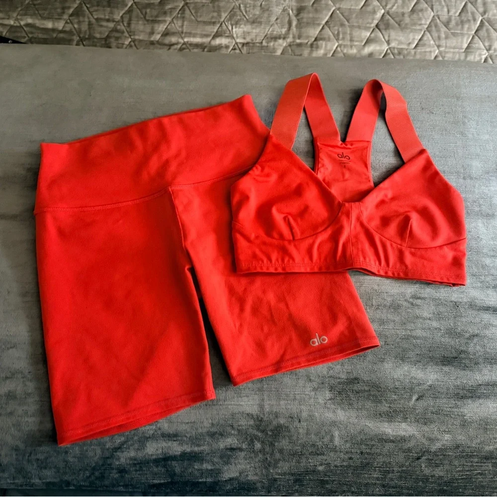 ALO Yoga Airbrush Red Sports Bra and Shorts Set sz SMALL - Picture 1 of 3